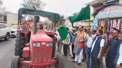 खड़गवां के 28 पंचायतों को टैंकर की सौगात,विशेष आयोजनों में नहीं होंगे ग्रामवासी परेशान,स्वास्थ्य मंत्री ने हरी झंडी दिखाकर किया रवाना