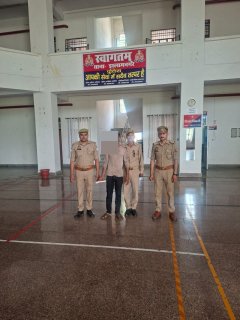 थाना इस्लामनगर पुलिस द्वारा एक अभियुक्त को मय 01 अदद तमंचा व 01 जिन्दा कारतूस 315 बोर सहित गिरफ्तार किया गया ।