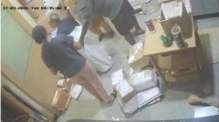 बुजुर्ग पिता को बोरे में किया पैक, फिर कूरियर ऑफिस पहुंच गई बेटी