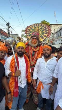 सनराइज ग्रुप की भव्य झंडा शोभायात्रा में विराट महाकाली झांकी बनी आकर्षण, श्रद्धालुओं की उमड़ी भीड़..