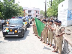 झांसी पुलिस को मिले 7 पीआरवी वाहन, एसएसपी ने हरी झंडी दिखाकर किया रवाना