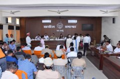 फरियादियों की समस्याओं को गंभीरतापूर्वक सुने अधिकारी।