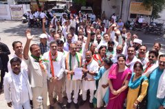 महंगाई और बिजली कटौती के खिलाफ झांसी में कांग्रेस का हल्लाबोल, जिलाधिकारी को सौंपा ज्ञापन