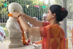 गांधी-शास्त्री जयंती: जिलाधिकारी ने फहराया तिरंगा, दिलाई शपथ