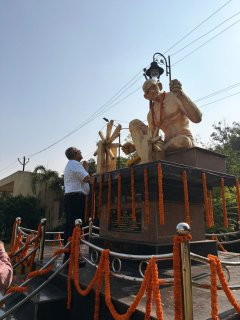 प्रमंडलीय आयुक्त ने बापू की प्रतिमा पर माल्यार्पण कर किया आदर-स्मरण; प्रमंडलवासियों से की बापू के आदर्शों को अपनाने की अपील