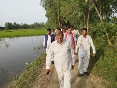 बाढ़ प्रभावित गांवों में पहुंचे सांसद आरके चौधरी, किसानों का सुना दर्द