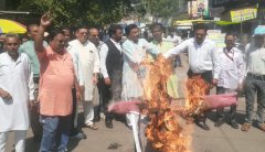 बुंदेलखंड राज्य का समर्थन नहीं करने पर अखण्ड बुंदेलखंड के 9 सांसदों का सामूहिक पुतला फूका गया
