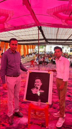 छात्र स्नेह धुर्वे ने लाइव ग्लिटर आर्ट से बनाया कलेक्टर का सुंदर चित्र छात्र की कलात्मक प्रतिभा को कलेक्टर ने सराहा