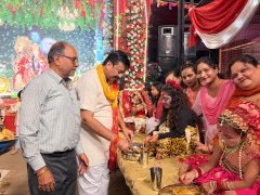 झांसी में मां दुर्गा की आराधना के साथ सेवा और संस्कारों का संदेश, डॉ. संदीप सरावगी ने की आरती, कन्याओं का पूजन कर बांटे उपहार एवं प्रसाद