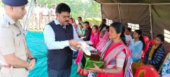 लातेहार में पुलिस संस्मरण दिवस पर पुलिस लाइन में शहीदों को नमन किया