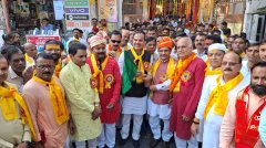 महर्षि वाल्मीकि जयंती पर झांसी में निकली भव्य शोभायात्रा, महापौर बिहारीलाल आर्य सहित कई गणमान्य रहे मौजूद