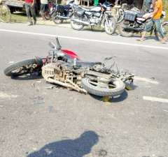 डीसीएम की टक्कर से बाइक सवार अधेड़ की मौत, युवक गंभीर रूप से घायल