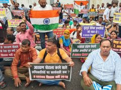 नियुक्ति की मांग पर लखनऊ में  68,500 सहायक शिक्षक भर्ती के अभ्यर्थियों का जोरदार प्रदर्शन, मंत्री आवास घेरा