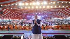 वडोदरा पहुंचे PM मोदी, गुजरात को हजारों करोड़ की परियोजनाओं की सौगात