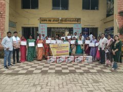 सहायक डेस मेकर मार्क ट्रेड के 20 सफल प्रशिक्षुओं के बीच सिलाई मशीन एवं प्रमाण-पत्र का वितरण।