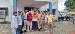 सहसवान कोतवाली से ईमानदारी की मिसाल बने कांस्टेबल शक्ति सिंह का तबादला, आंसुओं के साथ दी गई धूमधाम से विदाई।