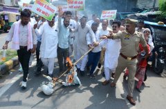 कांग्रेसियों ने चुनाव आयुक्त ज्ञानेश कुमार का पुतला जलाकर जताया विरोध प्रदर्शन
