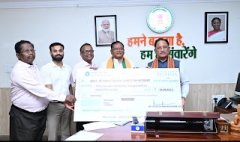 वन विकास निगम के अध्यक्ष राम सेवक पैकरा ने मुख्यमंत्री साय को लाभांश राशि 34.99 लाख का चेक सौपा